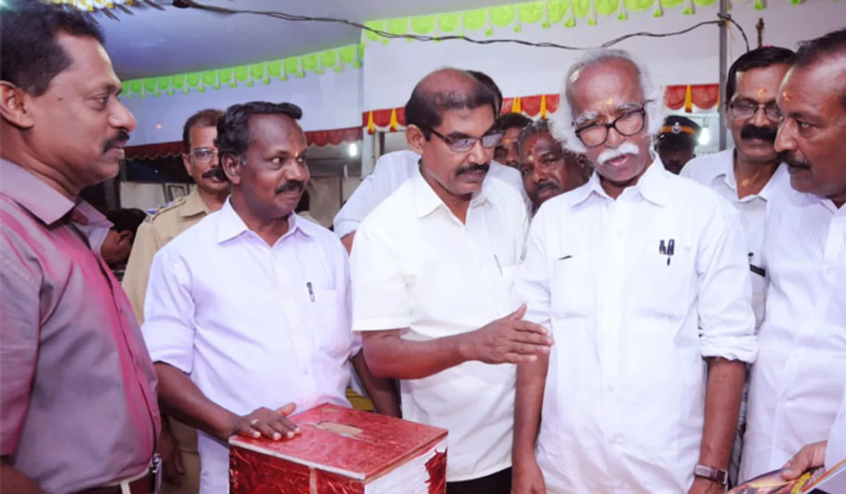 ആറ്റുകാല്‍ ഭഗവതിക്ഷേത്രത്തിലെ കലാകൗമുദി സ്റ്റാള്‍ മന്ത്രി രാമചന്ദ്രന്‍ കടന്നപ്പള്ളി സര്‍ശിച്ചപ്പോള്‍