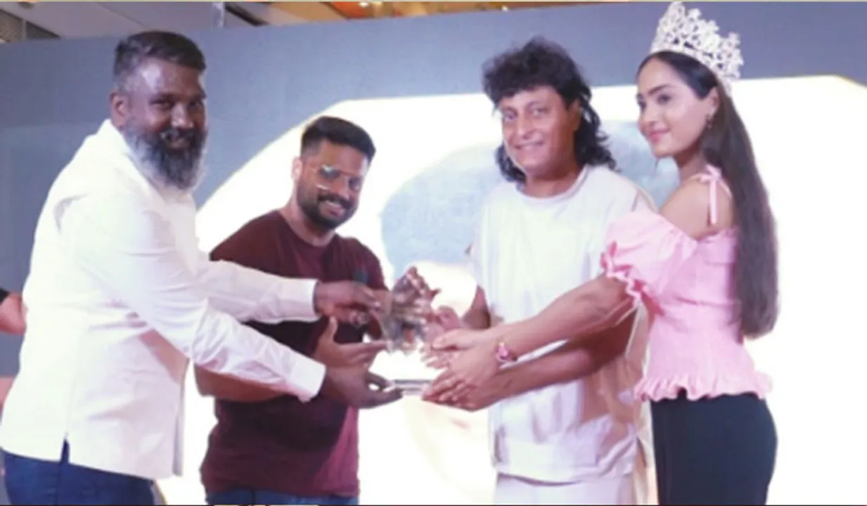 ഏറ്റവും കൂടുതല്‍ സെല്‍ഫിയെടുക്കപ്പെട്ട സെലിബ്രിറ്റി; സെല്‍ഫി സ്റ്റാര്‍ പുരസ്‌കാരം ഏറ്റുവാങ്ങി ഡോ. ബോബി ചെമ്മണൂര്‍