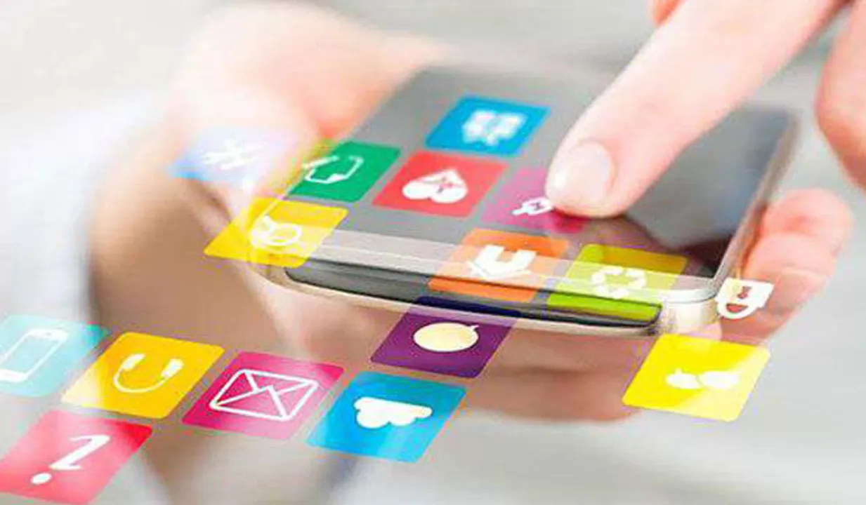 സ്ത്രീകള്‍ക്കും കുട്ടികള്‍ക്കും യാത്രകളില്‍ സുരക്ഷ ഉറപ്പാക്കാന്‍ 'മൊബൈല്‍ ആപ്പു'കളുമായി കേരളാ പൊലീസ്