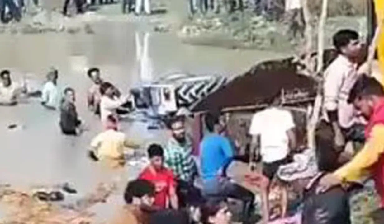ട്രാക്ടര്‍ ട്രോളി കുളത്തിലേക്കു മറിഞ്ഞ് അപകടം; കുട്ടികളടക്കം 15 പേര്‍ മരിച്ചു