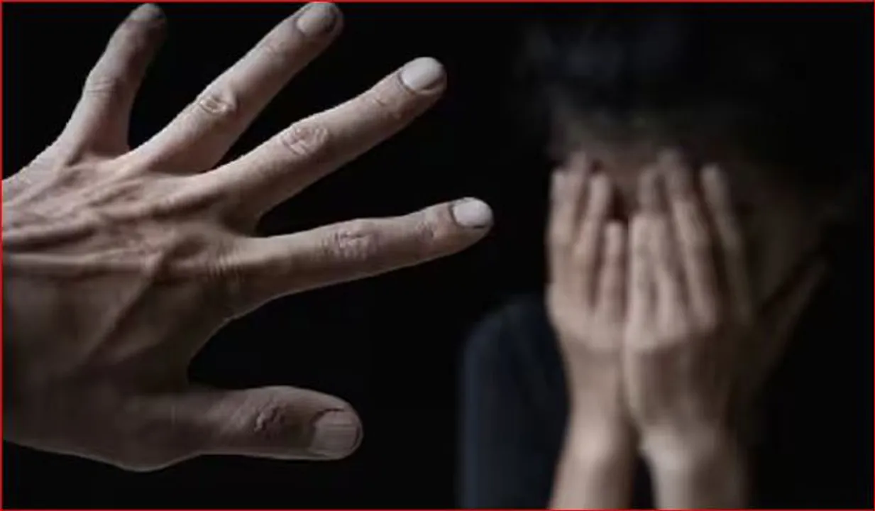 നാല് വയസുകാരിയെ പീഡിപ്പിച്ചു; വന്‍ പ്രതിഷേധം, സബ് ഇന്‍സ്‌പെക്ടറെ ജോലിയില്‍ നിന്ന് പിരിച്ചുവിട്ടു