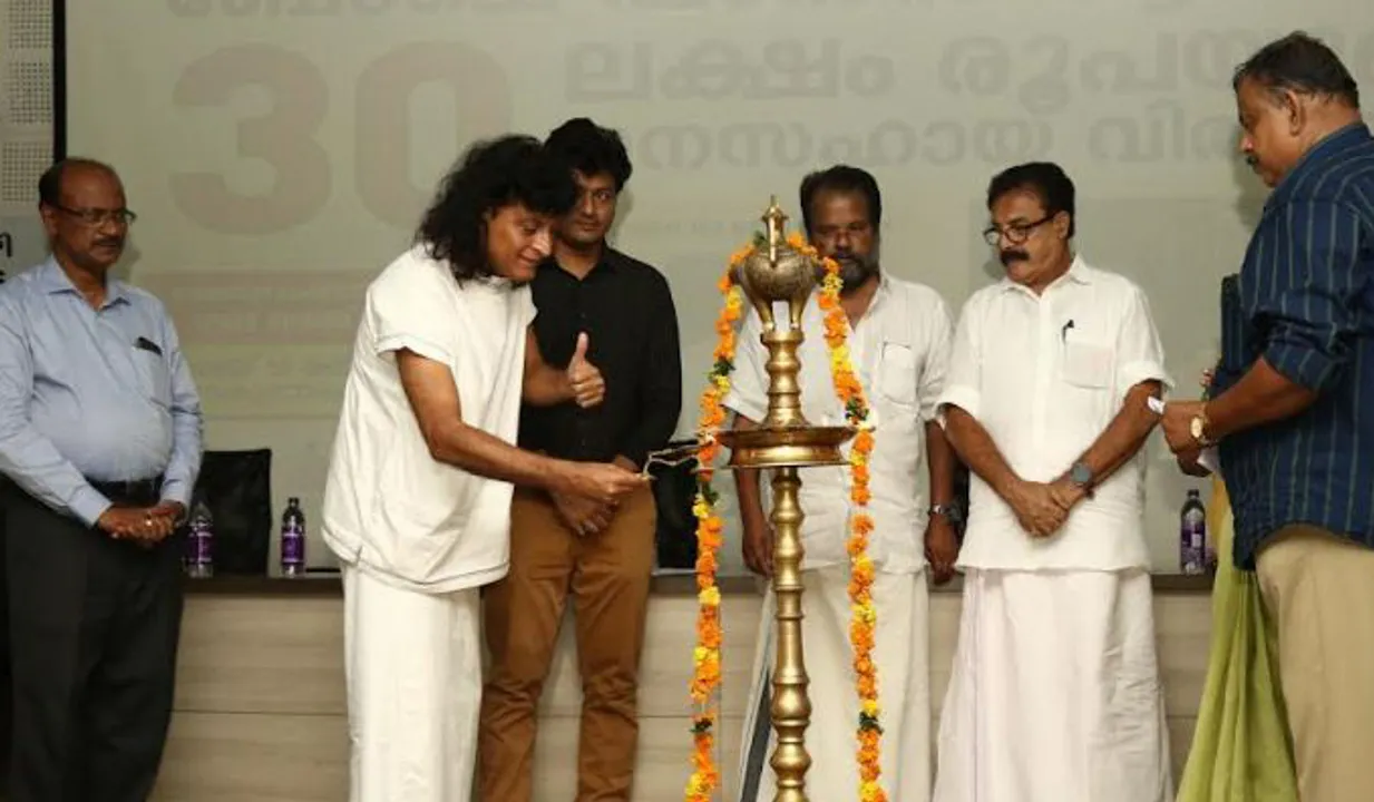 ബോചെ 30 ലക്ഷം രൂപ വിതരണം ചെയ്തു