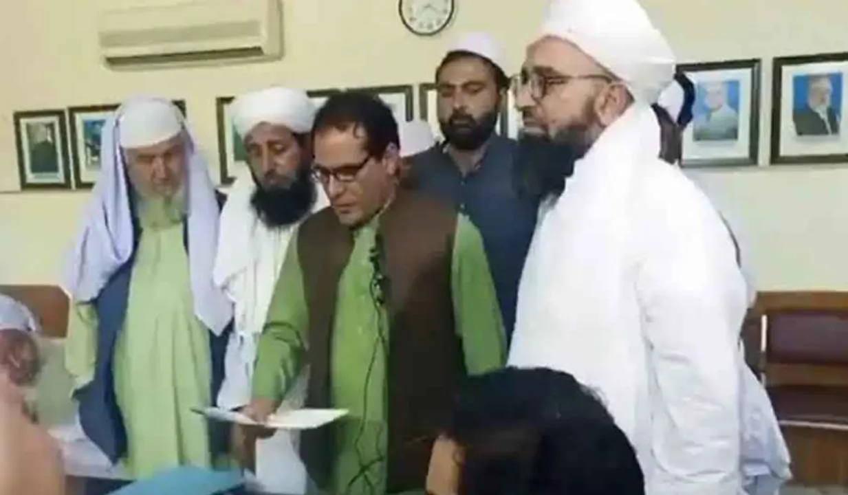 പരിണാമ സിദ്ധാന്തം പഠിപ്പിച്ചു; അധ്യാപകനെ കൊണ്ട് മാപ്പ് പറയിപ്പിച്ചു!