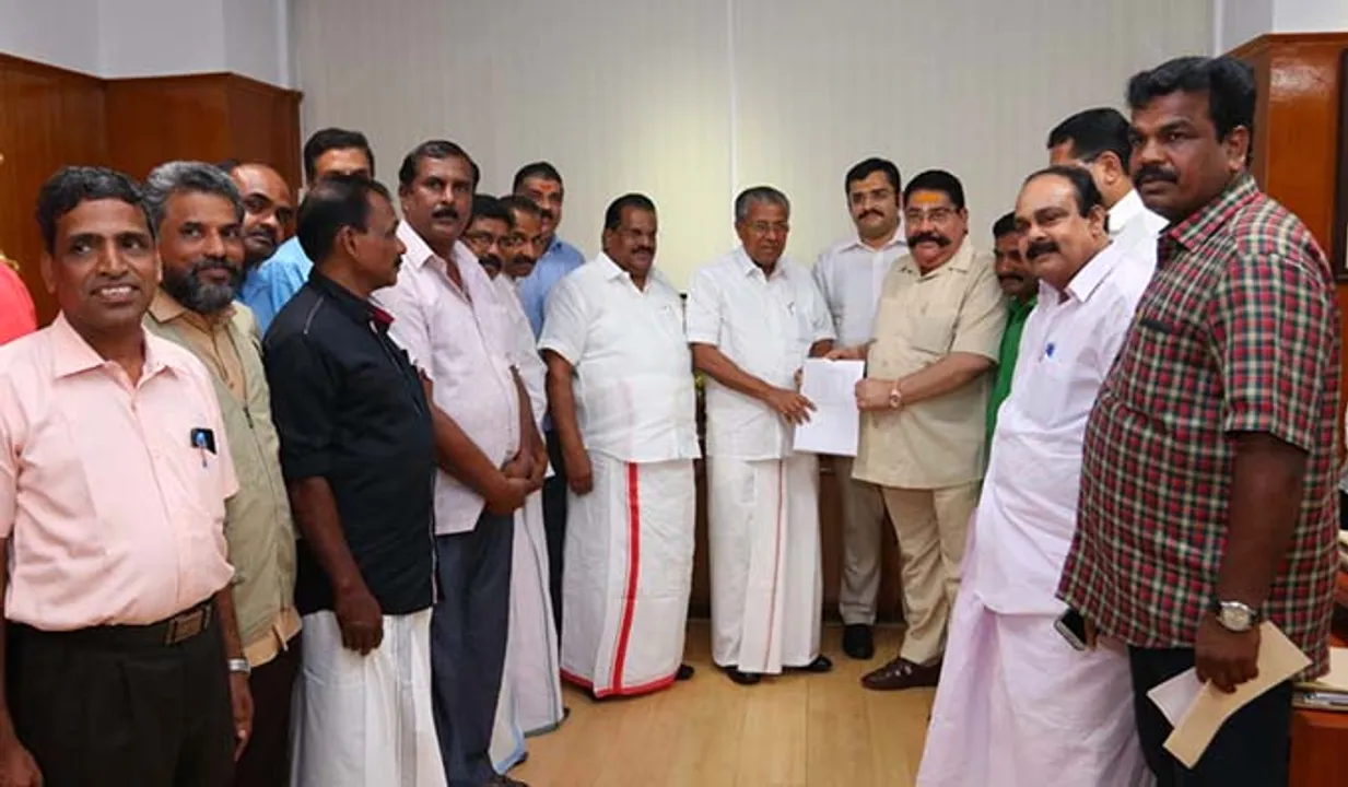 നവകേരള നിർമ്മിതിക്കായി സാലറി ചലഞ്ച് സ്വീകരിച്ച് സി.എം. ആർ .എൽ. മുഖ്യമന്ത്രിക്ക് 2.58 കോടി കൈമാറി