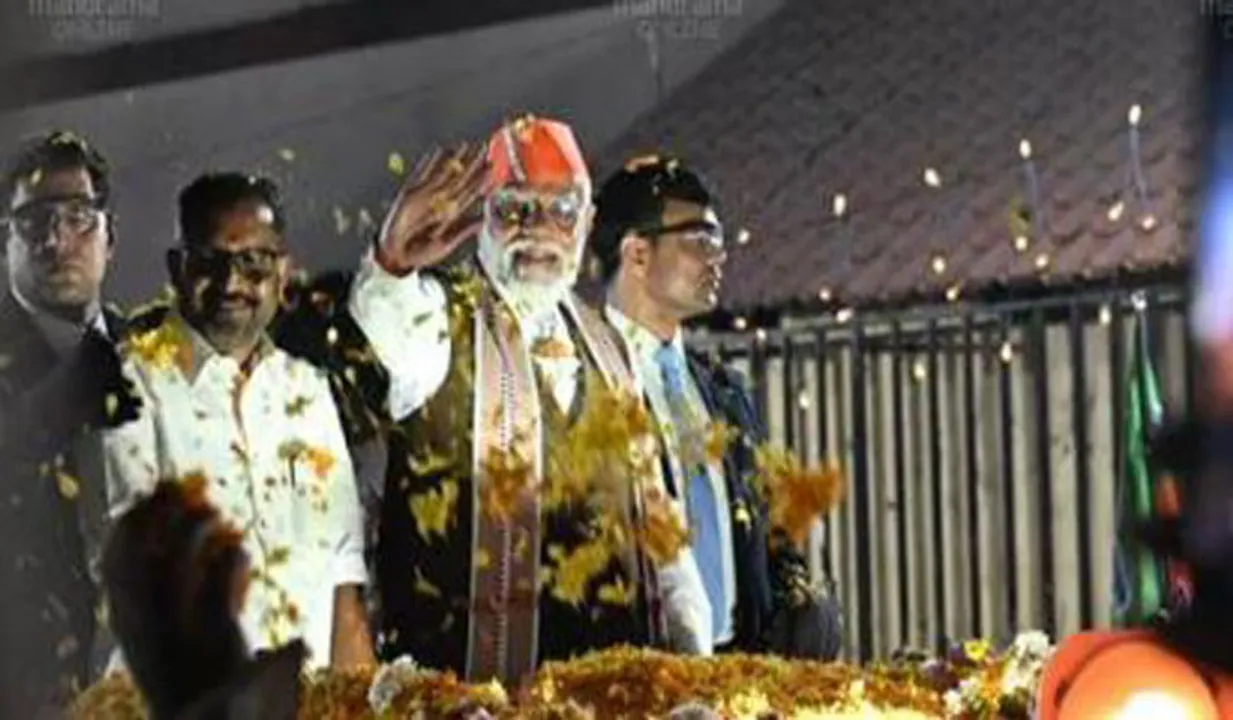 കൊച്ചിയെ ആവേശക്കടലാക്കി പ്രധാനമന്ത്രിയുടെ റോഡ് ഷോ; പൂക്കളെറിഞ്ഞും മുദ്രാവാക്യം മുഴക്കിയും ജനം