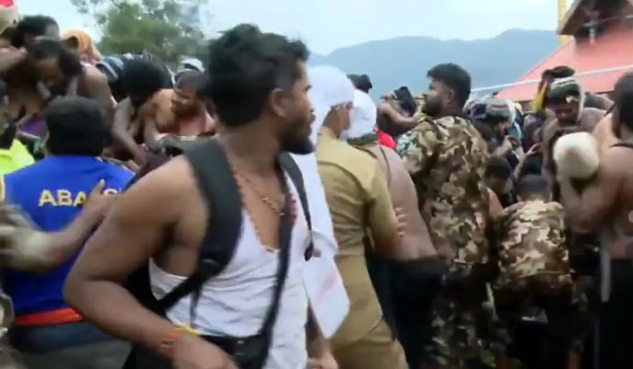 അനിയന്ത്രിത തിരക്ക്; ശബരിമല സന്നിധാനത്ത് കൈവരി തകര്‍ന്നു
