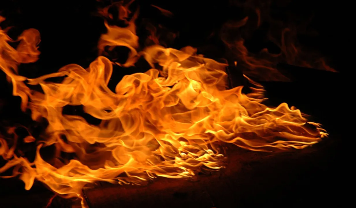 കണ്ണൂരില്‍ ബസ് ഇടിച്ചുമറിഞ്ഞ ഓട്ടോറിക്ഷയ്ക്ക് തീപിടിച്ചു; രണ്ടു പേര്‍ വെന്തുമരിച്ചു