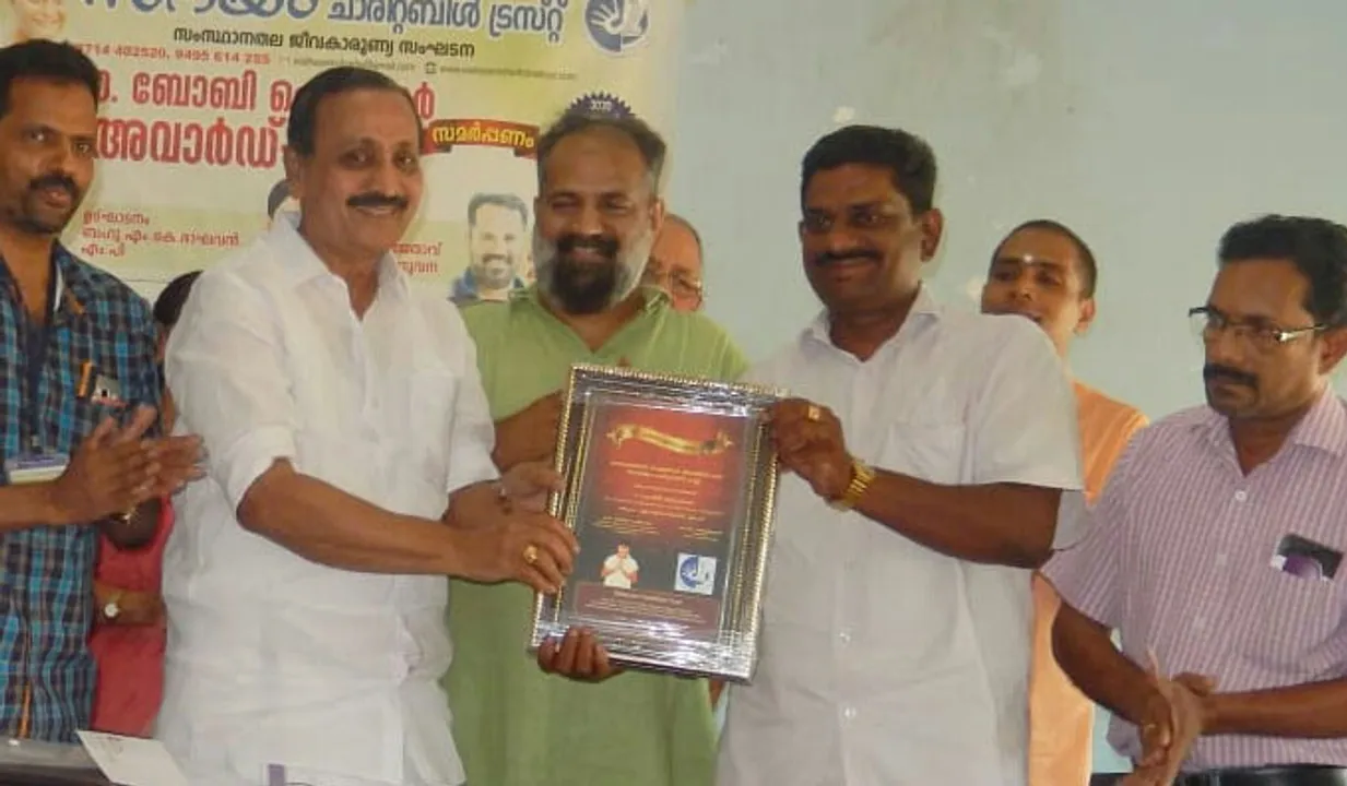 സദയം ചാരിറ്റബിള്‍ ട്രസ്റ്റ്  ഡോ. ബോബി ചെമ്മണ്ണൂര്‍ അവാര്‍ഡ് സമ്മാനിച്ചു