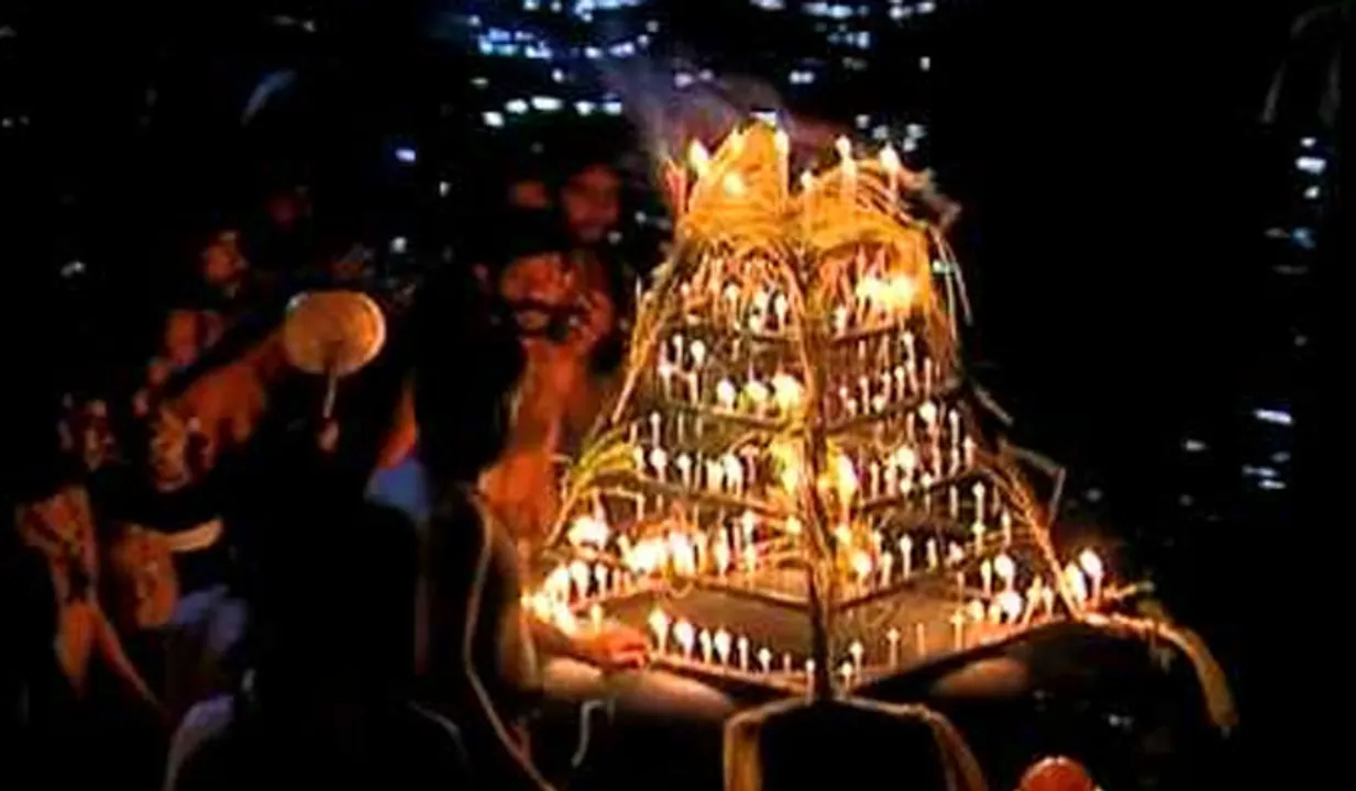 ദീപപ്രഭയില്‍ ജ്വലിച്ച് പമ്പാ