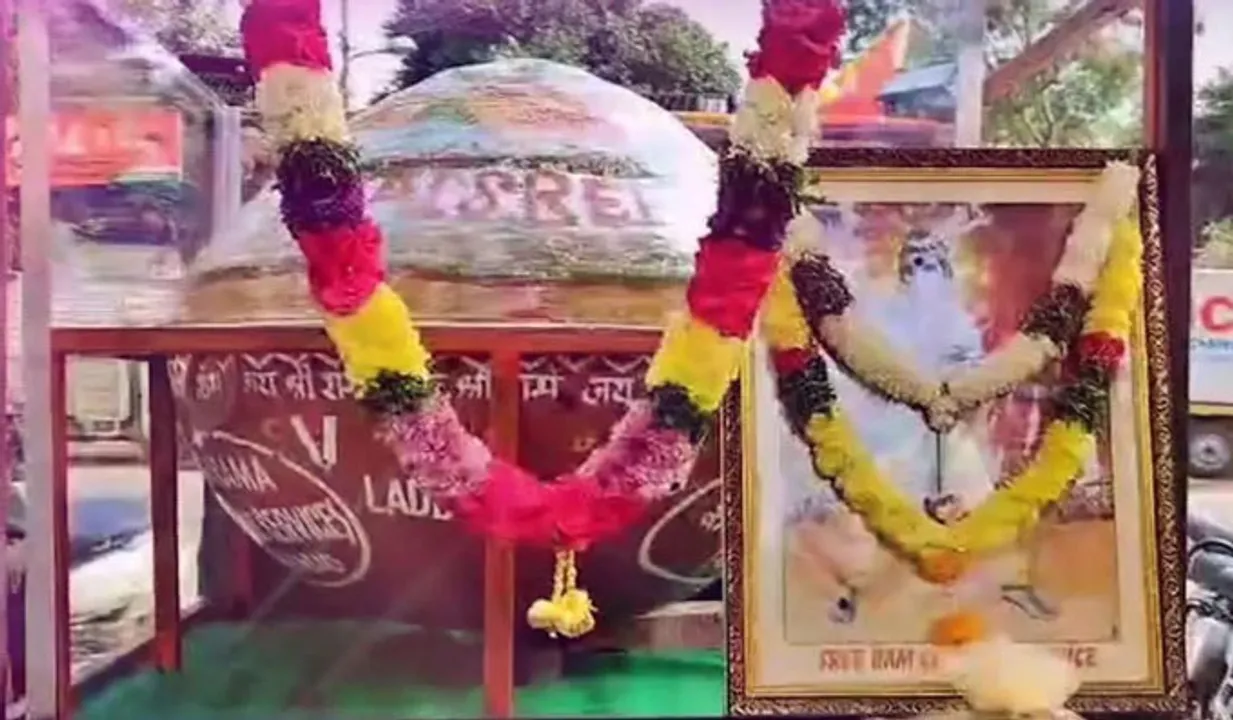 1,265 കിലോ​ഗ്രാം ഭാരമുള്ള ഭീമൻ ലഡ്ഡു  ആയോധ്യ രാമക്ഷേത്രത്തിൽ സമർപ്പിച്ച് വിശ്വാസികൾ