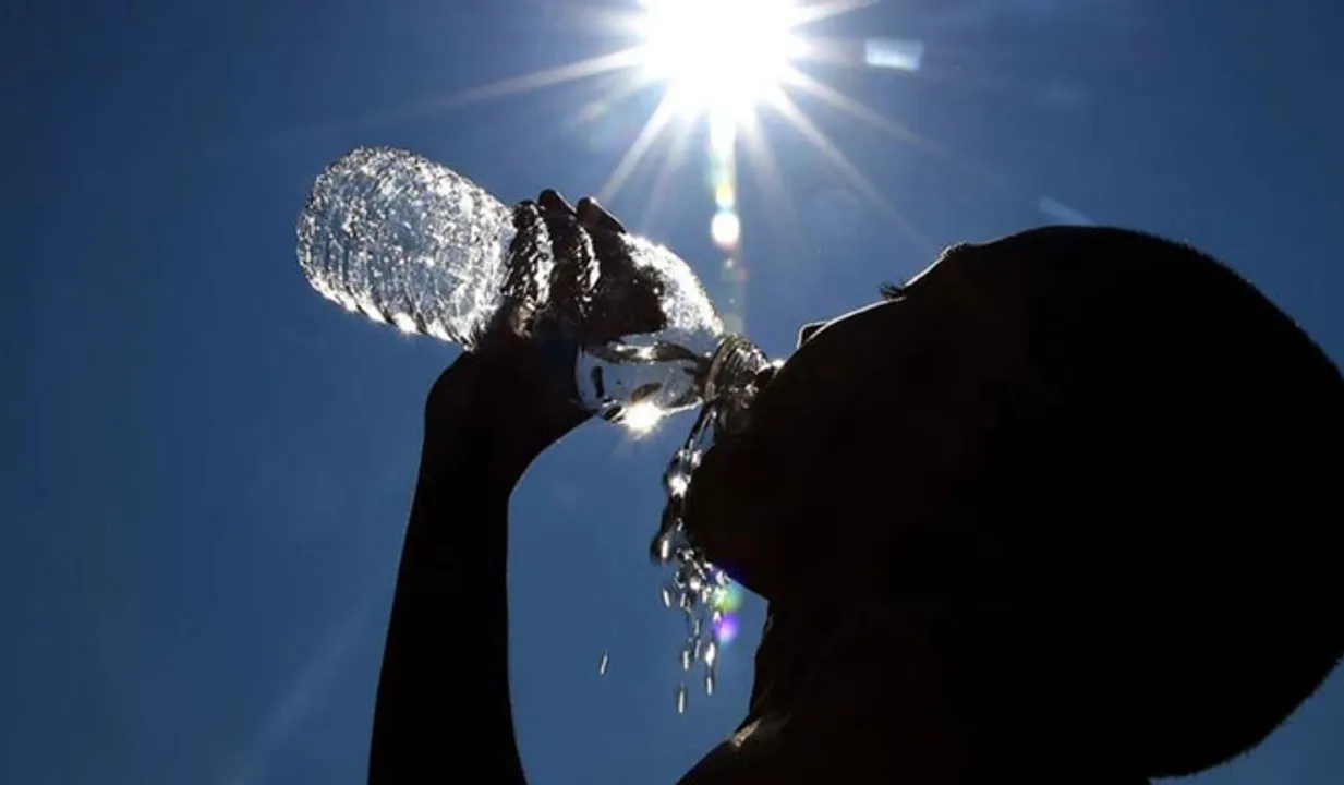 കനത്ത ചൂടിൽ വിയർത്ത് കേരളം; ആറ് ജില്ലകളിൽ താപനില മുന്നറിയിപ്പ്, ജാഗ്രത പാലിക്കണമെന്ന് അധികൃതർ