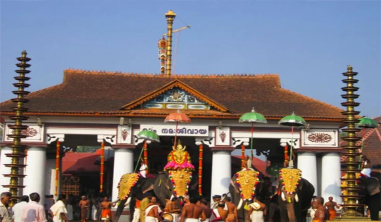 പുണ്യമായി അഷ്ടമീദർശനം; ദർശന സാഫല്യത്തിലേയ്ക്ക് നട തുറന്ന് വൈക്കത്തഷ്ടമി, ഭക്തജനത്തിരക്ക്