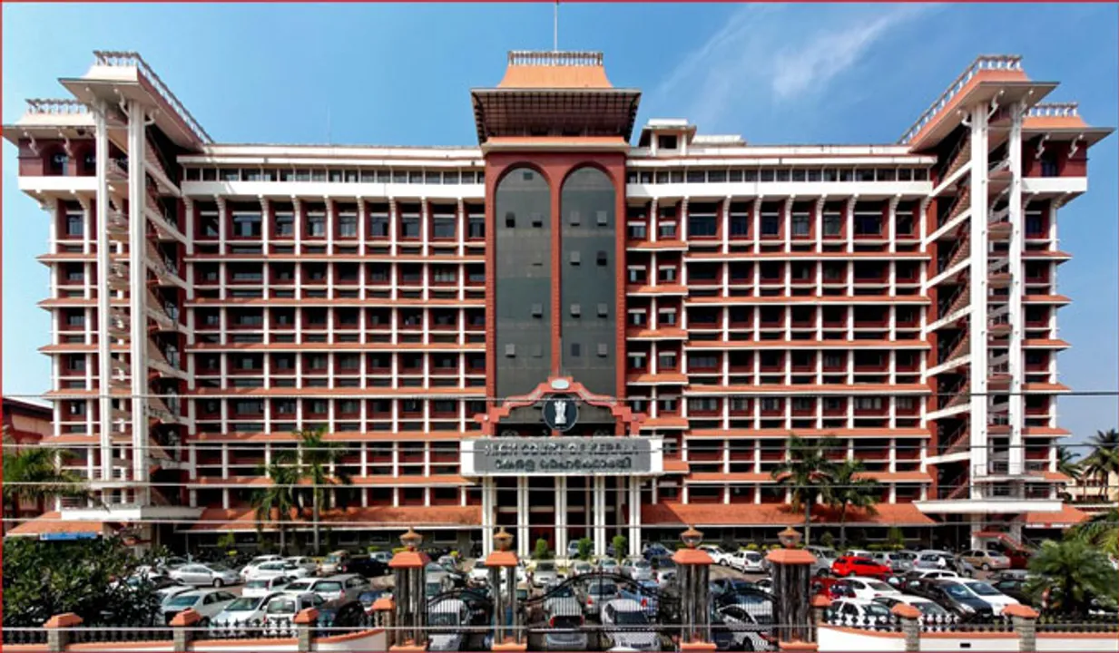 എംവിഡി അന്യായമായി പിഴ ഈടാക്കുന്നുവെന്ന് ടൂറിസ്റ്റ് വാഹന ഉടമകള്‍; ഹര്‍ജി ഹൈക്കോടതി വീണ്ടും പരിഗണിക്കും