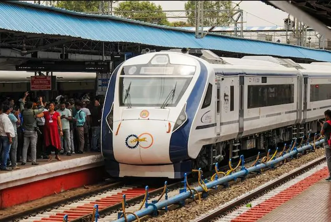  ଦକ୍ଷିଣ ରେଳପଥରେ ଗଡ଼ିବ ତିନୋଟି ବନ୍ଦେଭାରତ ଏକ୍ସପ୍ରେସ ଟ୍ରେନ୍ ; ଶୁଭାରମ୍ଭ କରିବେ ପ୍ରଧାନମନ୍ତ୍ରୀ