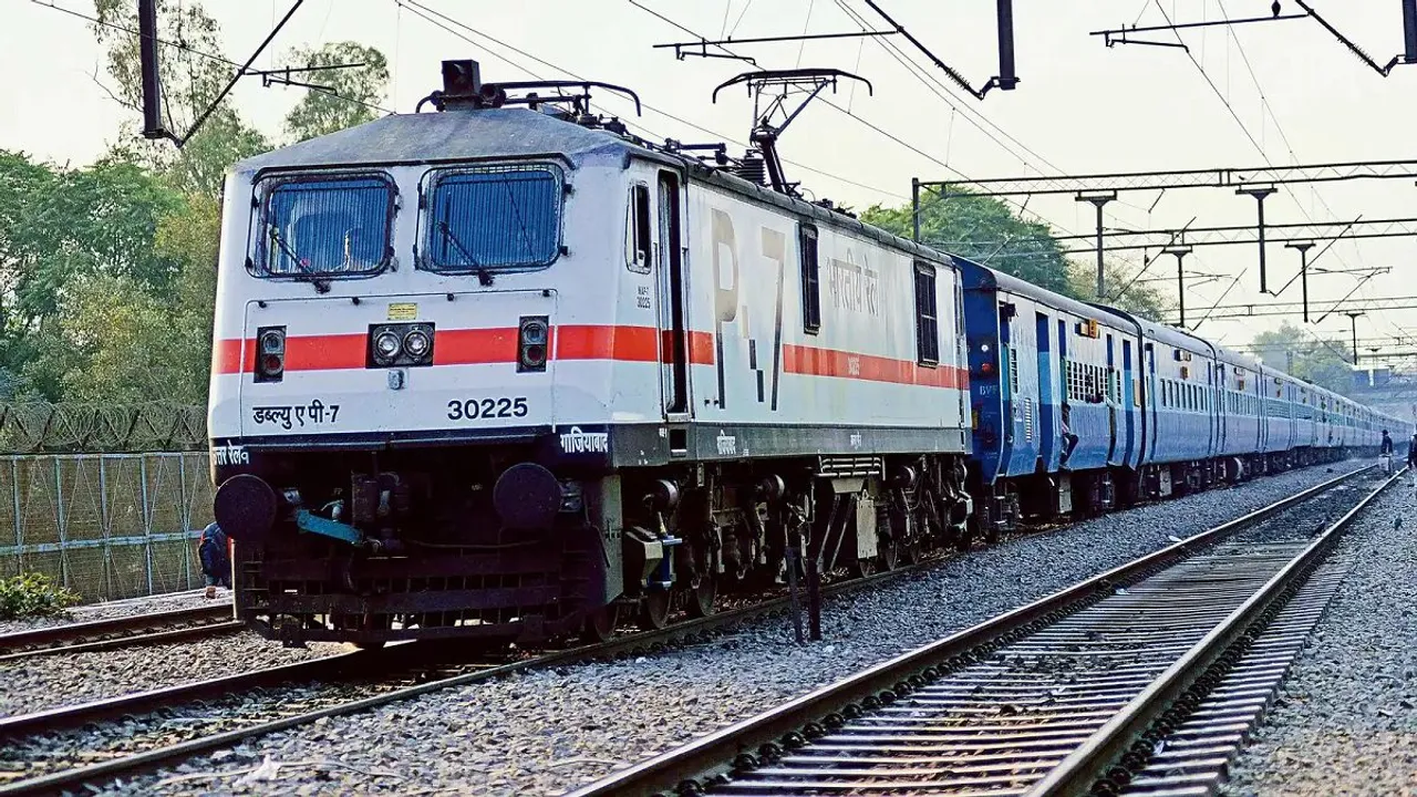  ଆସୁଛି ସମ୍ଭାବ୍ୟ ବାତ୍ୟା ‘ଦାନା’: ବାତିଲ ହେଲା ୧୭୮ଟି ଟ୍ରେନ