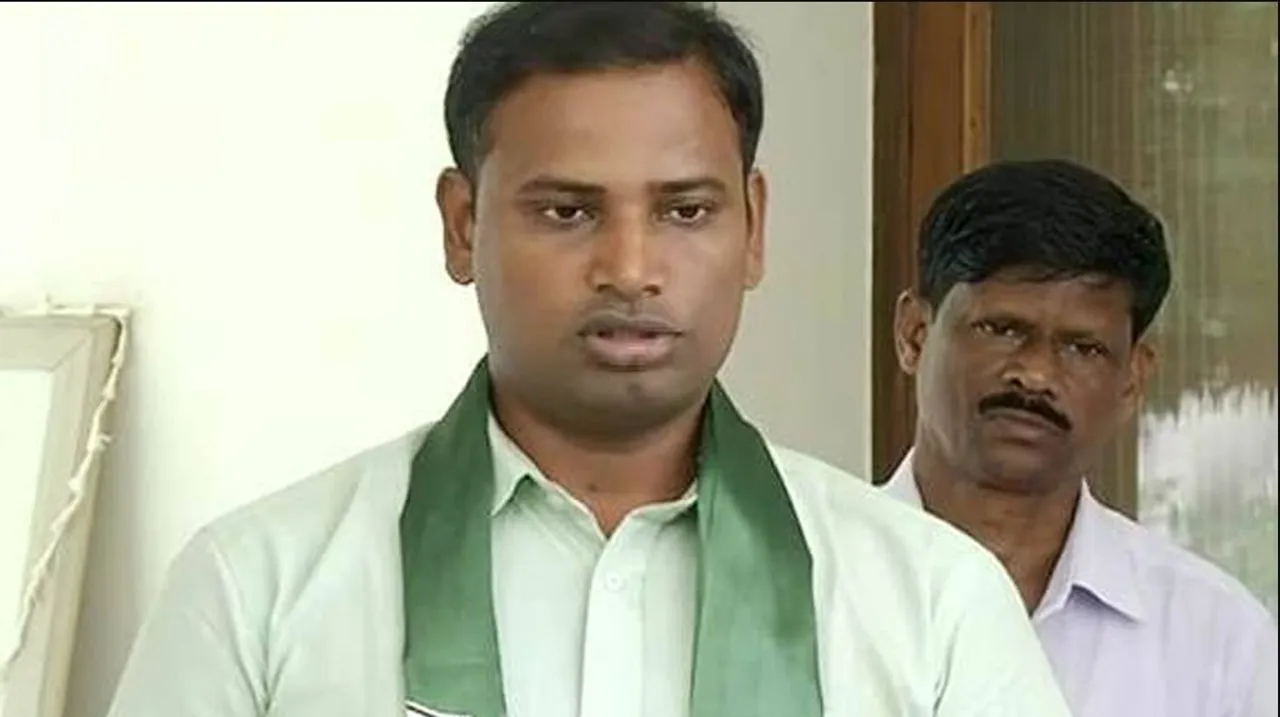  ବାତ୍ୟା ଆଶ୍ରୟସ୍ଥଳୀ ବୁଲିଲେ ବିଧାୟକ , ଦୟନୀୟ ଅବସ୍ଥା ଦେଖି କଲେ ଅସନ୍ତୋଷ ପ୍ରକାଶ