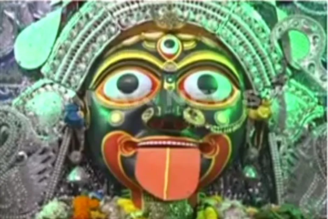  ଦୀପାବଳି ପାଇଁ ପୁରୀ ବୀରଗୋବିନ୍ଦପୁରର ମା’ ଦକ୍ଷିଣକାଳୀଙ୍କ ପୀଠରେ ଭିଡ । ରାଜରାଜେଶ୍ୱରୀ ବେଶରେ ଦର୍ଶନ ଦେଲେ ମା କାଳୀ ।