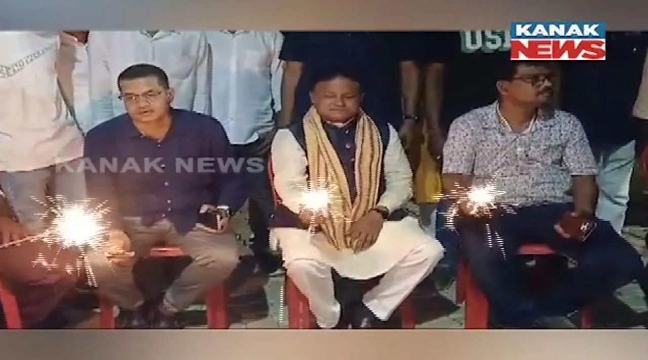  କେନ୍ଦୁଝର ଯାଇ ପରିବାର ସହ ଦୀପାବଳି ପାଳିଲେ ମୁଖ୍ୟମନ୍ତ୍ରୀ ; ଶୁଣିଲେ ସ୍ଥାନୀୟ ଲୋକଙ୍କ ସମସ୍ୟା