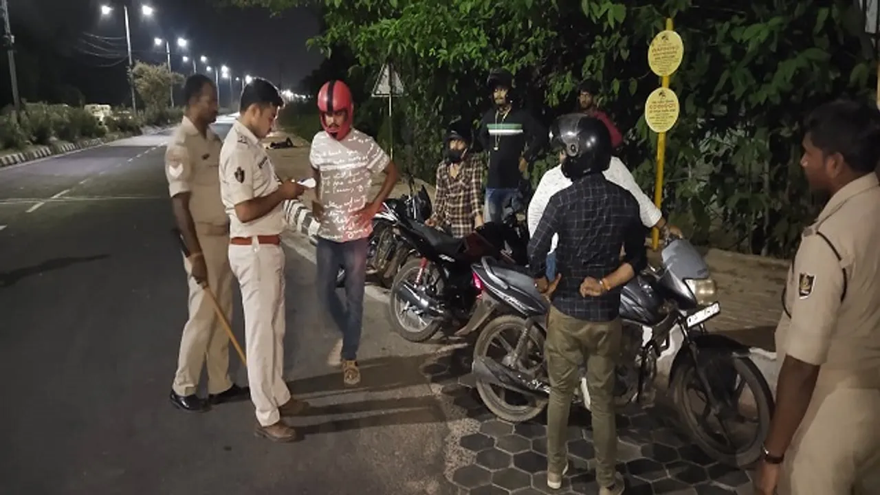  ରାଜଧାନୀରେ ରାତିରେ ଜୋରଦାର ଚେକିଂ ; ମଦୁଆ ଚାଳକଙ୍କୁ ଗୋଡାଇ ଧରୁଛି ପୋଲିସ