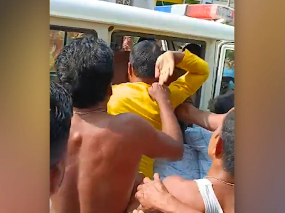  ଫେସବୁକରେ କମେଣ୍ଟମରାକୁ ନେଇ ଯୁବକଙ୍କୁ ନିର୍ଦ୍ଧୁମ ଛେଚିଲେ; ପୋଲିସ ବି ବାଦ୍ ପଡିଲେନି ।