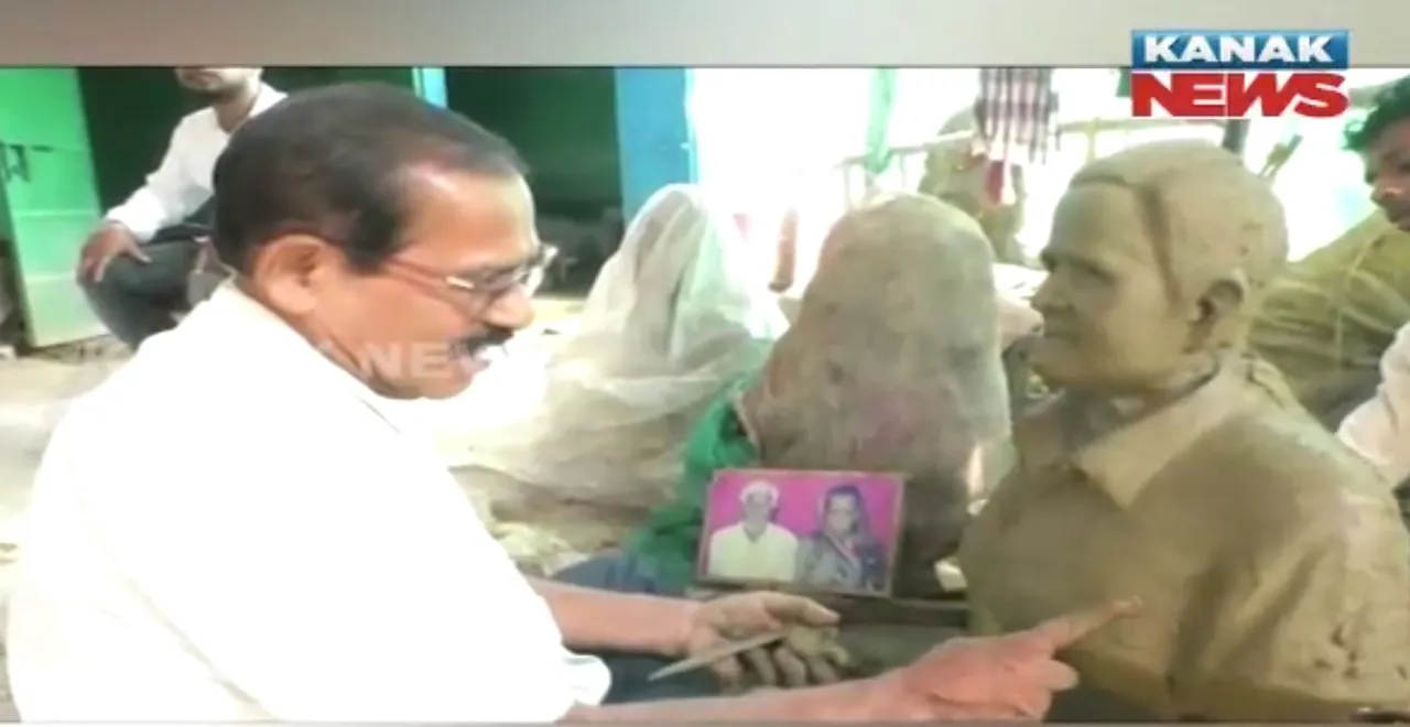  ତାଙ୍କ ହାତର ସ୍ପର୍ଶରେ ଜୀବନ୍ତ ହୁଏ ମାଟିର ମୂର୍ତ୍ତି : ଜାଣନ୍ତୁ ନୟାଗନ ଇଟାମାଟିର ହରିବନ୍ଧୁଙ୍କ କାହାଣୀ