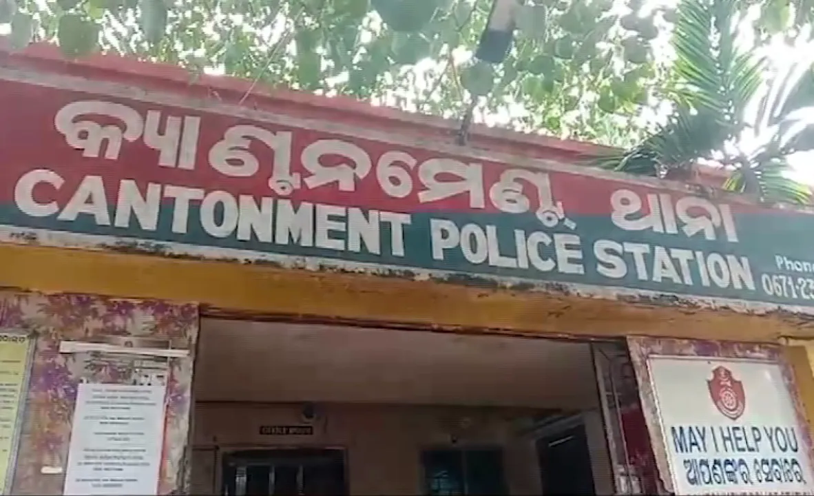  ରାତିରେ ଧରା ହୋଇଆସିଥିଲେ, ହେଲେ ହାଜତରୁ ସକାଳେ ଖସିଗଲେ ଦୁଇ ମହିଳା