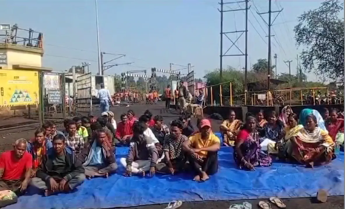  ଟାଟା ଷ୍ଟିଲ ସ୍ପଞ୍ଜ ଆଇରନ କାରଖାନା ଆଗରେ ଗ୍ରାମବାସୀଙ୍କ ଧାରଣା