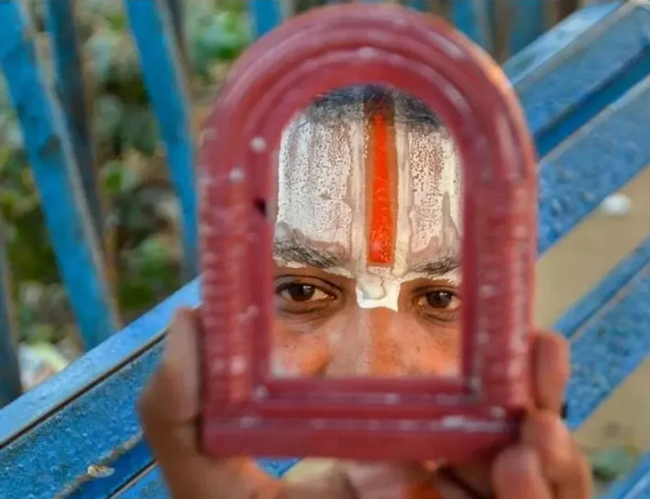  ସାଧନା ପାଇଁ ନୁହଁ ଶୃଙ୍ଗାର ପାଇଁ ବି ବେଶ୍ ଚର୍ଚ୍ଚିତ କୁମ୍ଭମେଳାର ଏହି ବାବା ! ଶୃଙ୍ଗାର ଦେଖିବା ପାଇଁ ଦୂରଦୁରାନ୍ତରୁ ଛୁଟି ଆସନ୍ତି ଶ୍ରଦ୍ଧାଳୁ ।