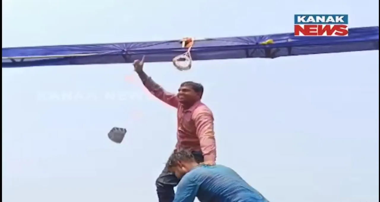  ବ୍ରହ୍ମପୁର ଶିଳ୍ପାଞ୍ଚଳ ଯୁବକ ସଂଘ ତରପରୁ ନିଆରା ଢଙ୍ଗରେ ହୋଲି ପାଳନ । ହୋଲିରେ ସାମିଲ ହେଲା ଦହିହାଣ୍ଡି ଭଙ୍ଗା ପରମ୍ପରା