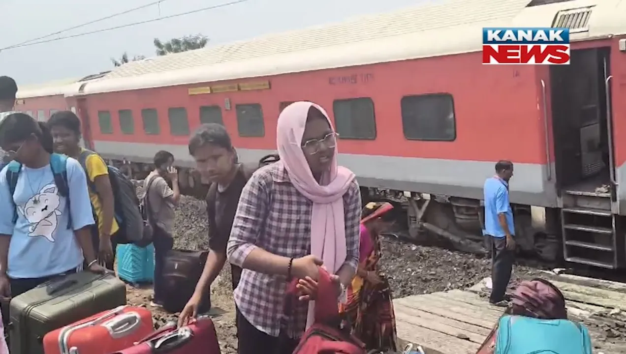  train derails>>> Photograph: (KanakNews) 