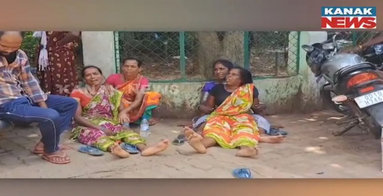  ନବରଙ୍ଗପୁର ନନ୍ଦାହାଣ୍ଡିରେ ପାଇଖାନା ଟାଙ୍କିରେ ଫସି ମୃତ୍ୟୁ ଘଟଣା,ମୃତକଙ୍କ ପରିବାରକୁ ୪ ଲକ୍ଷ ଟଙ୍କା ଲେଖାଏଁ ସହାୟତା