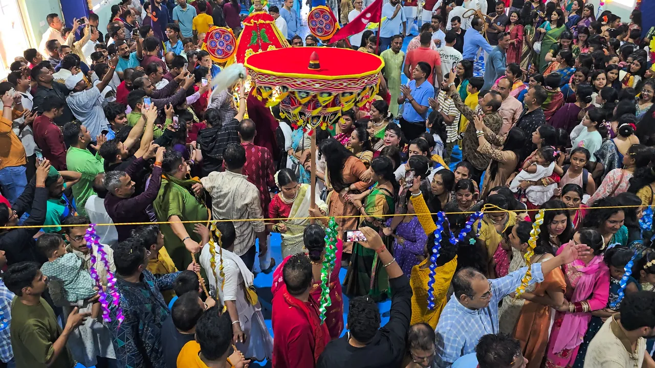  ଦୁବାଇରେ ଗଡିଲା ମହାପ୍ରଭୁଙ୍କ ରଥ, ହଜାର ହଜାର ଭକ୍ତ ଟାଣିଲେ ରଥ ଦଉଡି