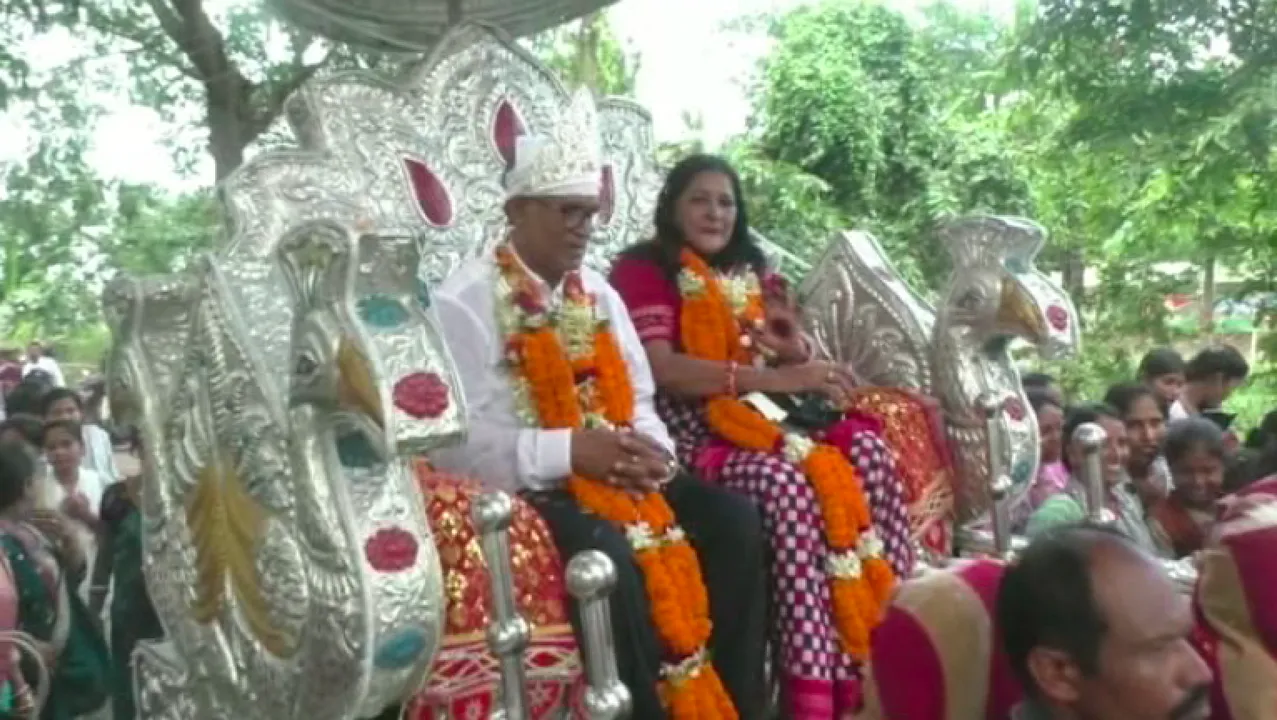  ସାରଙ୍କୁ ଭାବବିହ୍ୱଳ ବିଦାୟ, ପିଲାଙ୍କ ଆଖିରୁ ଝରିପଡ଼ୁଛି ସ୍ନେହ ଓ ଶ୍ରଦ୍ଧାର ଲୁହ