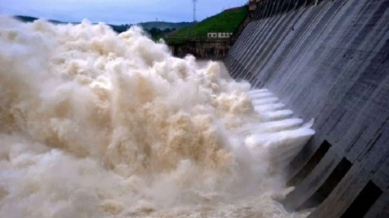  ବଢୁଛି ହୀରାକୁଦ ଜଳସ୍ତର Photograph: (KanakNews) 