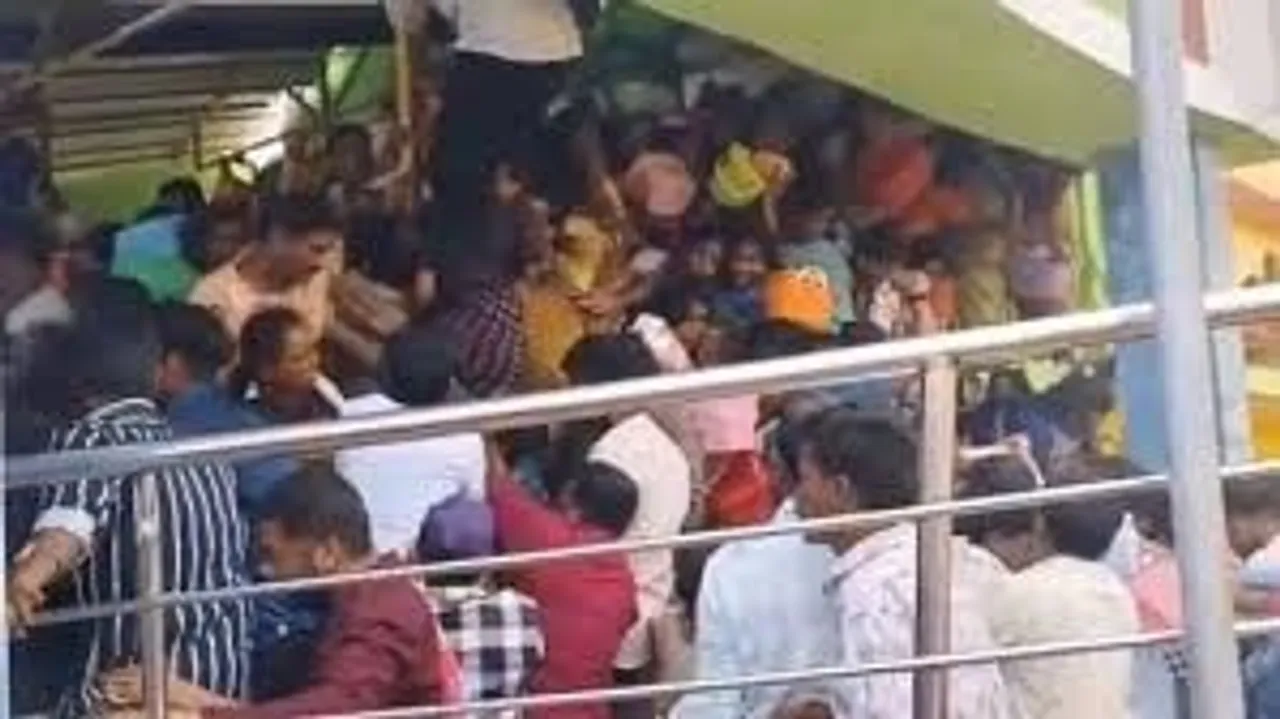  Temple stampede Photograph: (kanak news) 