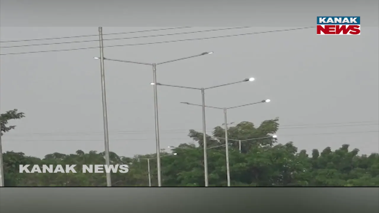  Street Light Photograph: (Kanak News) 