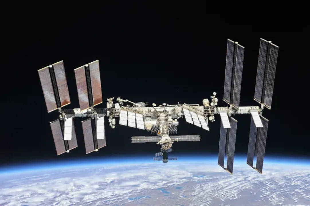  SPACE STATION Photograph: (KANAK NEWS) 