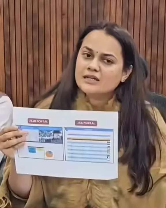  ଗଣତନ୍ତ୍ର ଦିବସରେ ପତାକାର ସମ୍ମାନକୁ ନେଇ ଟ୍ରୋଲ୍ ହେଲେ ଆଇଏସ୍ ଅଧିକାରୀ ,  ଭାଇରାଲ୍ ଭିଡିଓ ଉପରେ ରଖିଲେ ସ୍ପଷ୍ଟୀକରଣ