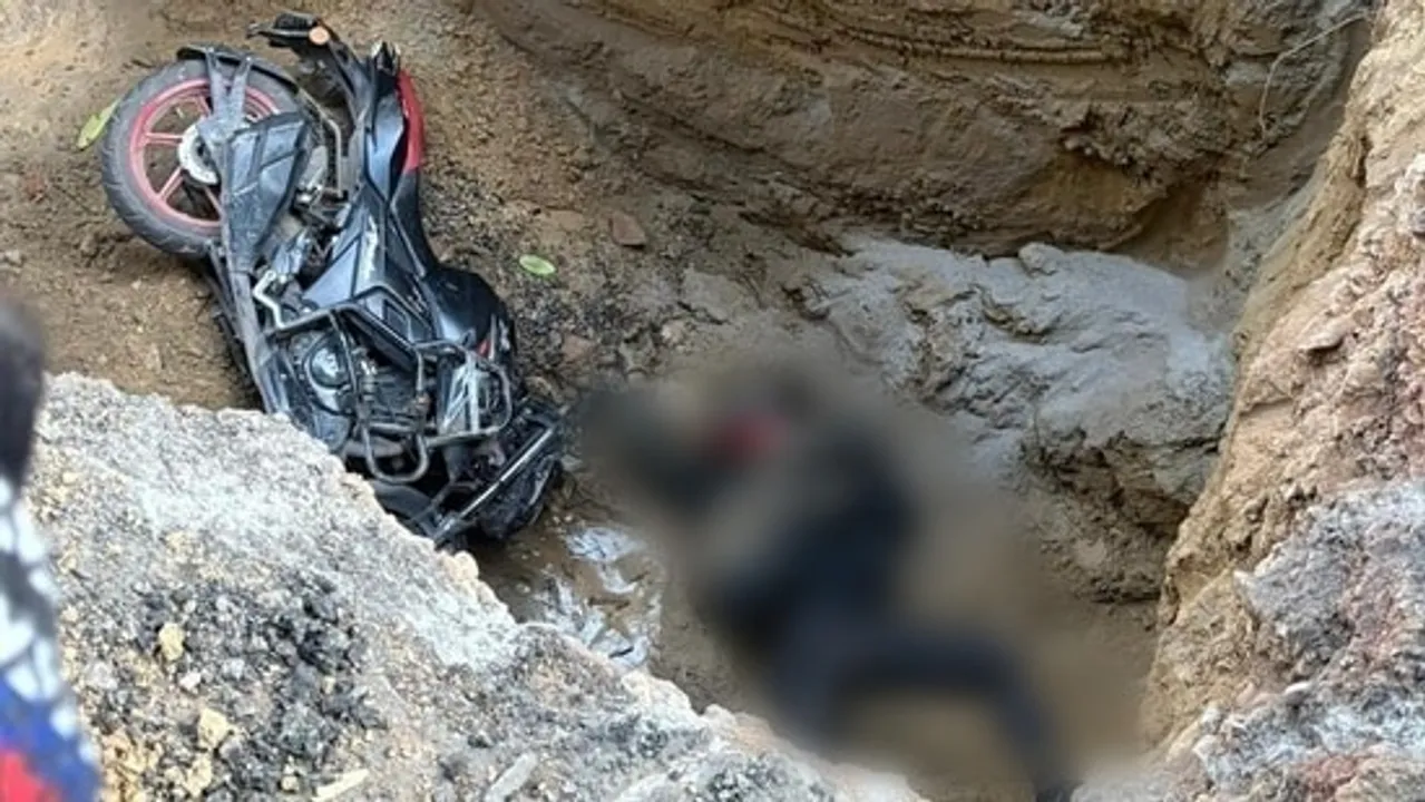  ଗାତରେ ପଡ଼ି ଚାଲିଗଲା ବାଇକ୍ ଚାଳକଙ୍କ ଜୀବନ, ଦିଲ୍ଲୀ ସରକାରଙ୍କ ଉପରେ ଉଠିଲା ପ୍ରଶ୍ନ