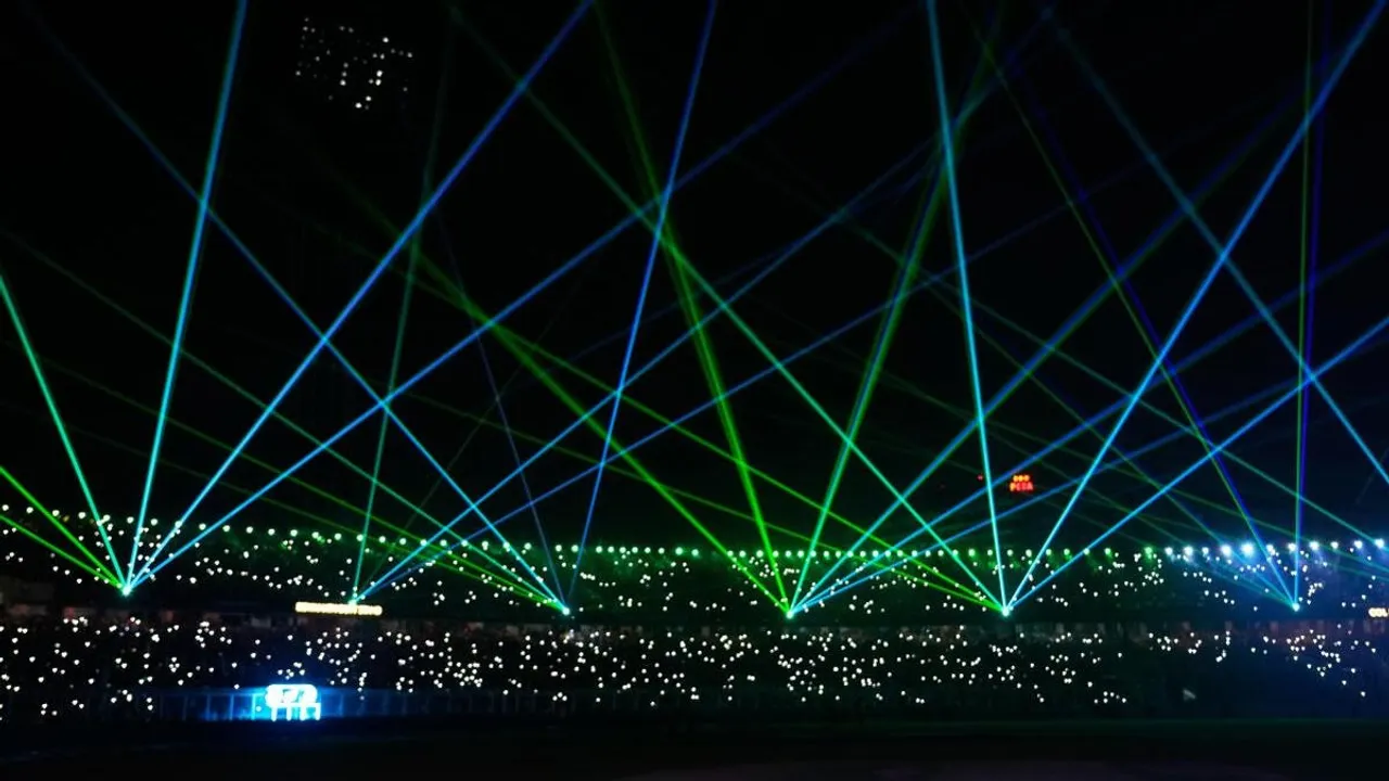  laser Show Photograph: (Kanak news) 
