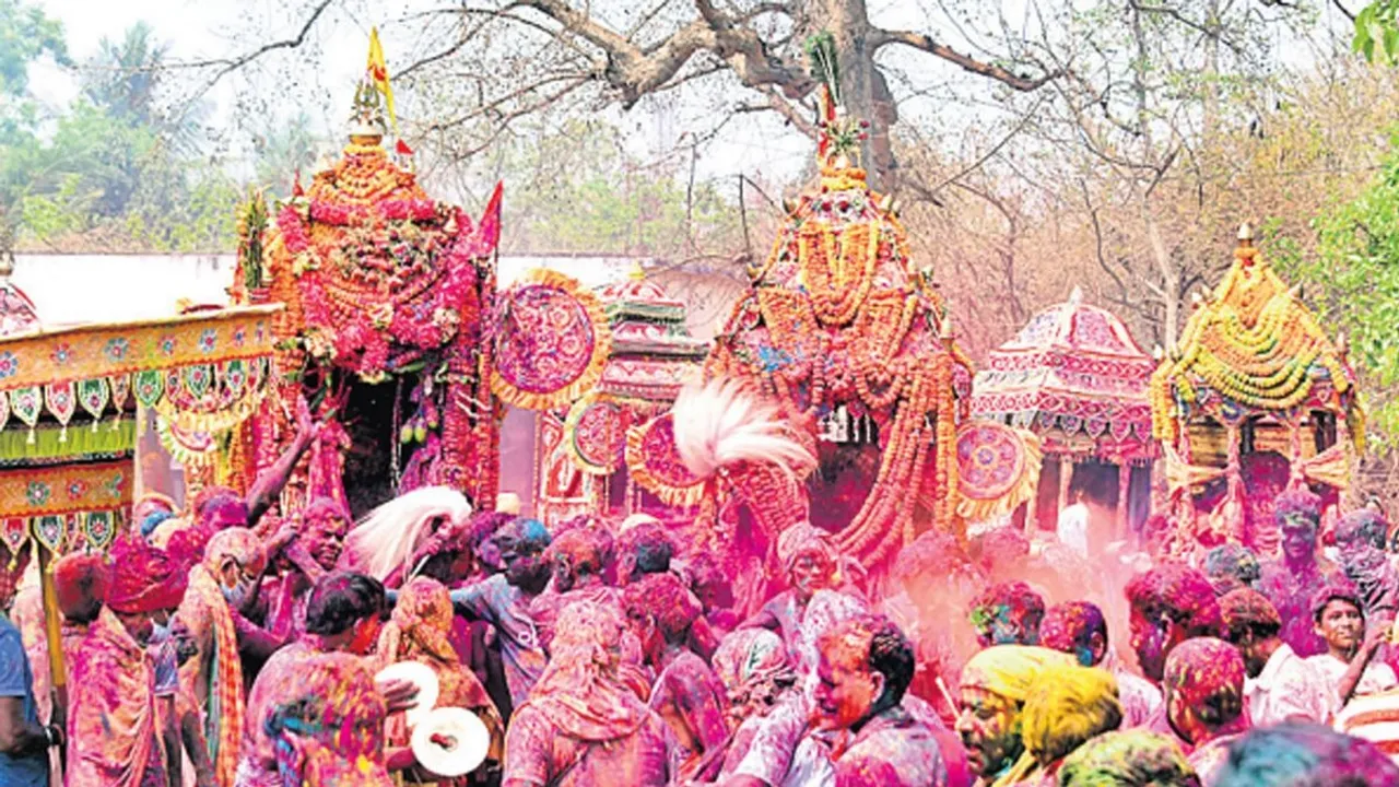  Holi Photograph: (Kanak News) 