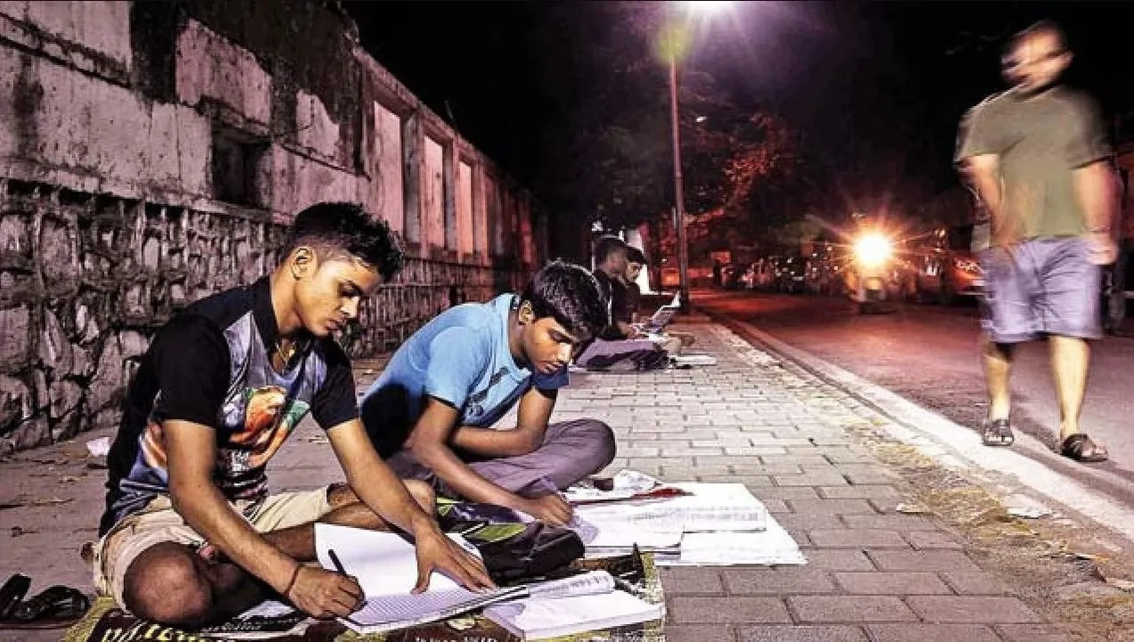  ଆଜି ବି ଡିବିରି ଆଲୁଅ ଭରସାରେ ଲୋକ, ଷ୍ଟ୍ରିଟ୍ ଲାଇଟରେ ପଢ଼ି ପରୀକ୍ଷା ଦେଉଛନ୍ତି ପିଲା