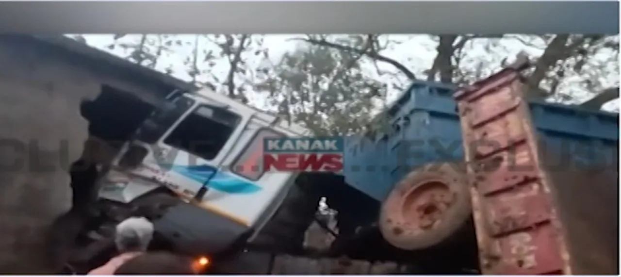  Truck Accident Photograph: (Kanak News) 