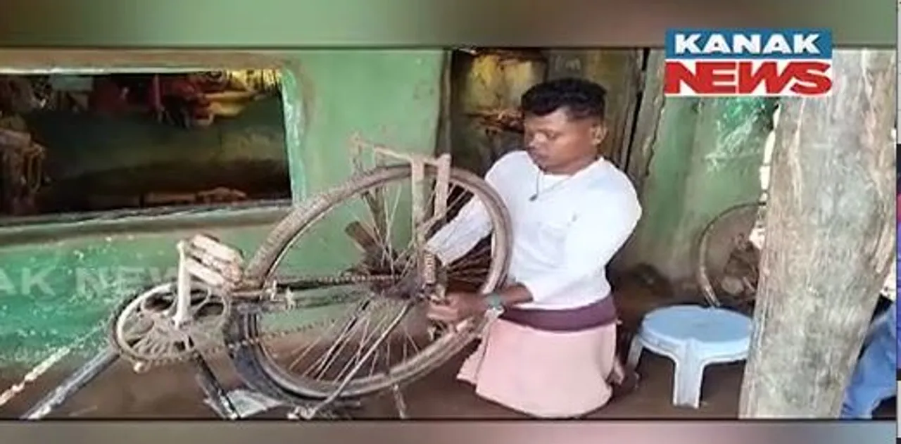  ଜନ୍ମରୁ ଦିବ୍ୟାଙ୍ଗ, ତଥାପି ସେ ସଂପୂର୍ଣ୍ଣ ସକ୍ଷମ । ଅନ୍ୟମାନଙ୍କ ପାଇଁ ସାଜିଛନ୍ତି ସେ ଉଦାହରଣ