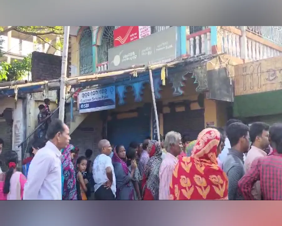  ସୁଭଦ୍ରା ଯୋଜନାରେ ସାମିଲ ହେବା ପାଇଁ ରାତି ଅନିଦ୍ରା । ଭୋଗରାଇ ପୋଷ୍ଟ ଅଫିସରେ ଆଧାର ସଂଶୋଧନ ପାଇଁ ଧାଡି ବାନ୍ଧିଲେ ଲୋକେ