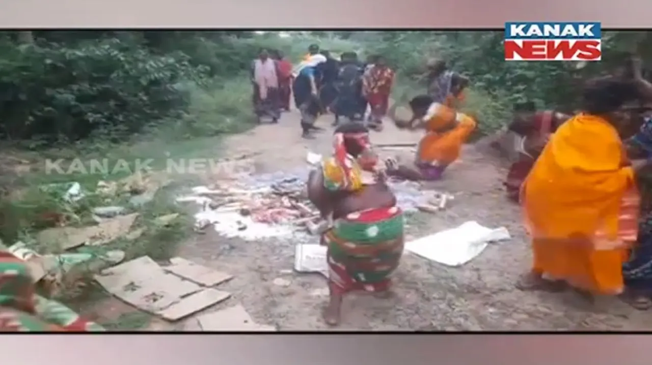 ତାତିଲେ ମହିଳା ; ଗାଁ ରାସ୍ତାରେ ଭାଙ୍ଗିଲେ ମଦ ବୋତଲ