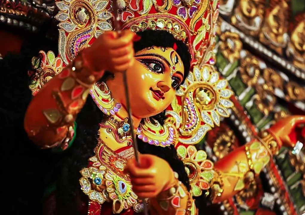  ଶାରଦୀୟ ଦୁର୍ଗାପୂଜା ପାଇଁ ପ୍ରସ୍ତୁତ ହେଲାଣି ମଣ୍ଡପ । ମୃଣ୍ମୟୀ ମୂର୍ତ୍ତିକୁ ଜୀବନ୍ତ କରିବାକୁ ଲାଗିଛନ୍ତି କାରିଗର ।
