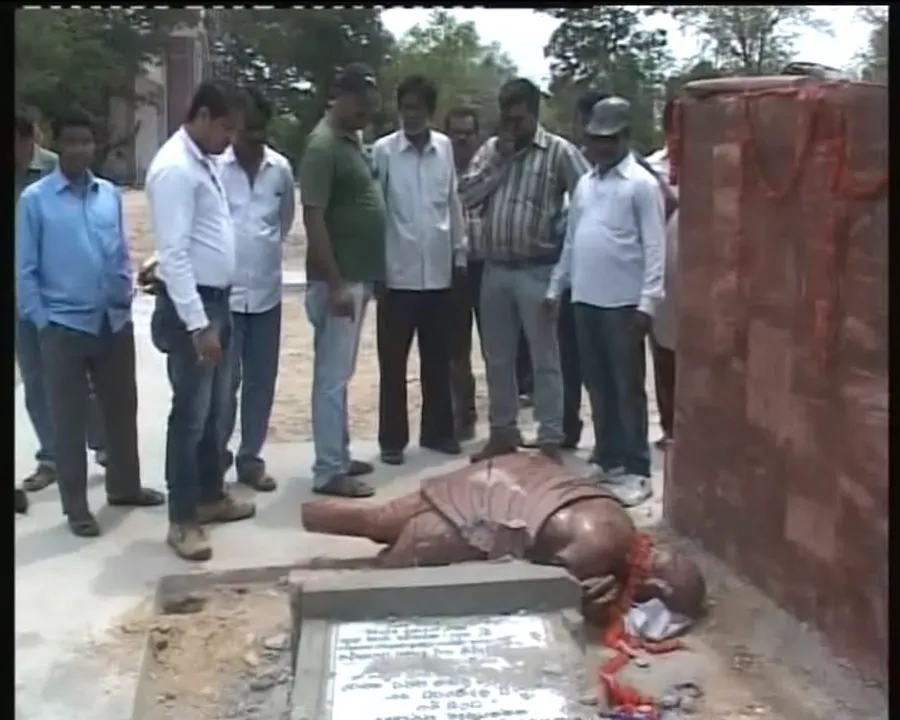  ସମ୍ବଲପୁର ୟୁନିଭର୍ସିଟିରେ ଗାନ୍ଧୀଙ୍କ ପ୍ରତିମୂର୍ତି ଭଙ୍ଗା ଘଟଣା : ସାଇଟିଂପିକ୍ ଟିମ୍ ସହ ତଦନ୍ତ ଆରମ୍ଭ କଲା ପୁଲିସ