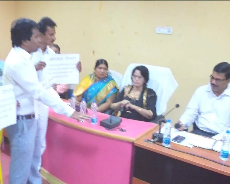  ବ୍ରହ୍ମପୁର ମହାନଗର ନିଗମ ବୈଠକରେ ହଙ୍ଗାମା, ୩ ଦଫା ଦାବିରେ ପ୍ଲାକାର୍ଡ ପ୍ରଦର୍ଶନ