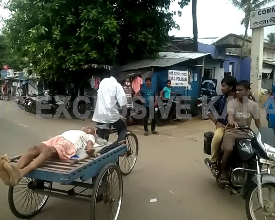  ଗରିବ ହେଲେ ମଲ : ଆସିଲାନି ଆମ୍ବୁଲାନ୍ସ, ଟ୍ରଲିରେ ବୁହା ହୋଇଗଲେ ରୋଗୀ